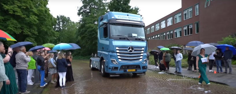 In stijl met de vrachtwagen naar het schoolgala
